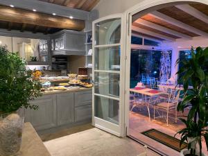 A kitchen or kitchenette at Relais dei Molini - Villa dei Molini