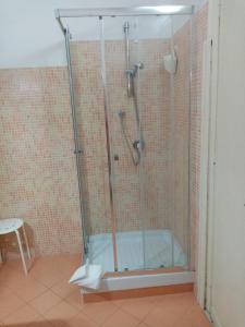 ローマにあるOlimpica Relais guest house CIR 28624のバスルーム(ガラスドア付きのシャワー付)