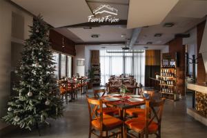 Pensiunea Favorit Ferice في بورسيك: شجرة عيد الميلاد في غرفة الطعام في مطعم