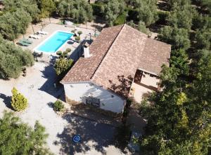 una vista aérea de una casa con piscina en Casa Rural El Parral, Sierra Cazorla, en Pozo Alcón