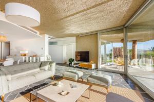 ein Wohnzimmer mit einem Sofa und einem TV in der Unterkunft Villa Abama Belle Vue in Playa de San Juan