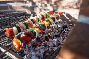 a bunch of food being cooked on a grill at EL PICNIC ATITLÁN in Tzununá