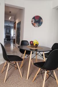 un tavolo con sedie e un cesto di frutta. di Dream Suite a Salonicco