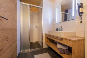 Et badeværelse på Ferienhaus Gipfelblick + 30 billeder
