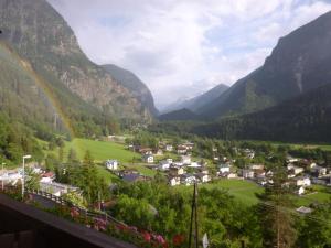 オエッツにあるHaus Stefanの山の虹の谷の町