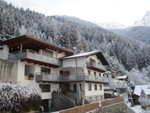 ein Hotel in den Bergen mit Schnee auf den Bäumen in der Unterkunft Haus Stefan in Oetz