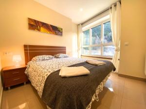 1 dormitorio con cama y ventana en Novell, Canillo centro, zona Grandvalira, en Canillo