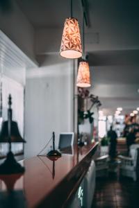 un bar en un restaurante con luces colgando del techo en Hotel Tirreno, en Latina