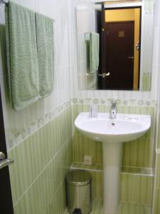 カルーガにあるAelitaのバスルーム(洗面台、鏡付)
