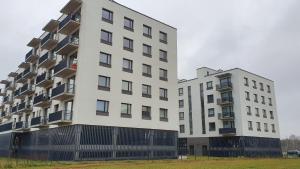 维尔纽斯Bitenu Studio的两座彼此相邻的高大的白色建筑