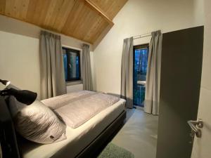 A bed or beds in a room at Apartmentshaus Dual - 2