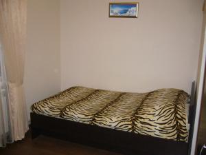 カルーガにあるAelitaのベッドルーム1室(シマウマのプリントシーツが施されたベッド1台付)