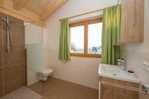 Koupelna v ubytování Penthousewohnung mit Garten Sauna Pool + 26 fotografií