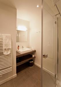 La salle de bains est pourvue d'un lavabo et d'une douche. dans l'établissement Hotel Wallern Garni, à Wallern an der Trattnach