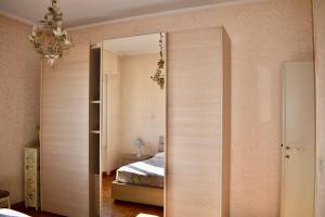 ローマにあるCasa Vacanze "Animuccia House" Romaのベッドルーム(大きな鏡、ベッド付)