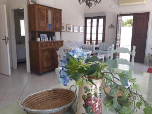 Eftychias residence في ماسوري: مزهرية مع الزهور الزرقاء على طاولة