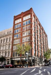 新奥尔良Hotel Theo New Orleans, Tapestry Collection by Hilton的城市街道上一座大型红砖建筑