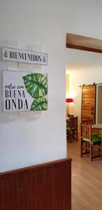 una sala de estar con un cartel en la pared en Hostería Barca en Villa Gesell