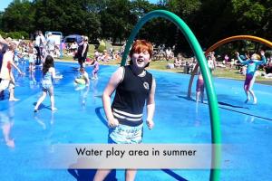 Ein kleiner Junge spielt auf einem Wasserspielplatz in der Unterkunft Blyth Town Centre 2 Bed Comfortable Apartment in Blythe