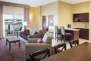 Holiday Inn Express & Suites Sandusky, an IHG Hotel tesisinde bir oturma alanı