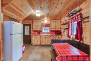 uma cozinha com armários de madeira e um frigorífico branco em Elevation Station em Shaver Lake