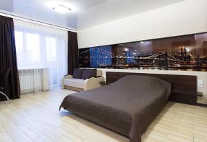 - une chambre avec un lit et un canapé dans l'établissement Luxury Studios on Nauki Avenue, à Kharkov