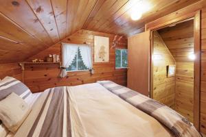 a bedroom with a bed in a log cabin at Cozy Cabin in Government Camp in Government Camp