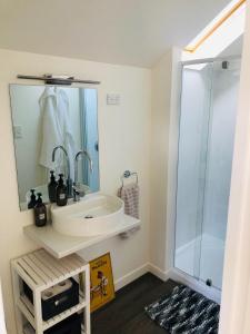 W łazience znajduje się umywalka i prysznic. w obiekcie Le Grá Vineyard and Winery w mieście Masterton