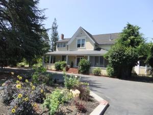 Κήπος έξω από το Napa Farmhouse Inn