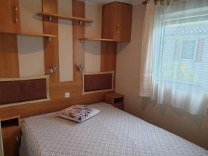 ラ・テスト・ド・ビュシュにあるPyla Chalet et mobilhom 6 personnes Magdaの小さなベッドルーム(ベッド1台、窓付)