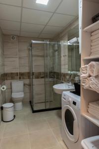 La salle de bains est pourvue d'une douche, de toilettes et d'un lave-linge. dans l'établissement Charlie apartment, à Ohrid