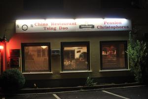 um edifício com um sinal de que a readmissão amarra cão em Pension & Restaurant TsingDao em Hörbranz