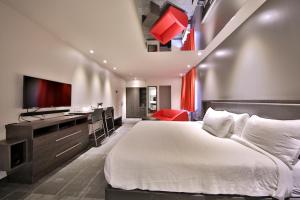 Säng eller sängar i ett rum på Hôtel Ô Laval