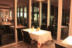 Reštaurácia alebo iné gastronomické zariadenie v ubytovaní Pension & Restaurant TsingDao