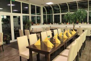 Reštaurácia alebo iné gastronomické zariadenie v ubytovaní Pension & Restaurant TsingDao