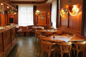 CORNER HOTEL U DIVADLA*** - ZNOJMO餐厅或其他用餐的地方