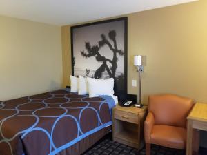 Super 8 by Wyndham Carson City Lake Tahoe客房内的一张或多张床位