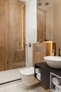 Un baño con lavabo, inodoro y ducha. en Oldern House, en Brasov 44 fotos más