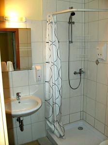 ein Badezimmer mit Dusche und Waschbecken in der Unterkunft Järgen Ferienappartements in Koblenz