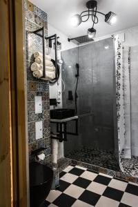 W łazience znajduje się prysznic, umywalka i toaleta. w obiekcie Apartament Wataha w mieście Ustrzyki Dolne