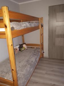 Bunk bed o mga bunk bed sa kuwarto sa Agroturystyka Zielone Wzgorze