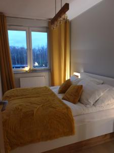 Łóżko lub łóżka w pokoju w obiekcie Apartament słoneczny