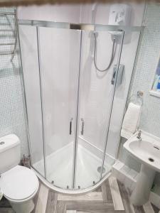 Um banheiro em Milton House - Entire 3Bed House FREE WIFI & 4 FREE PARKING Spaces Serviced Accommodation Newcastle UK