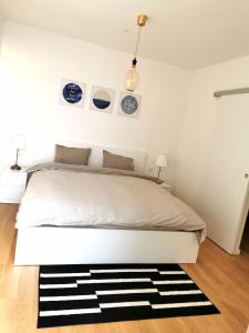 een slaapkamer met een groot bed en een zwart-wit tapijt bij Apartment am Belvedere Vienna in Wenen