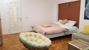 een slaapkamer met een bed en een stoel erin bij CASA RAIA in Braşov