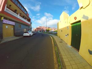 une voiture blanche garée sur le côté d'une rue dans l'établissement Estudio La Hornera, à La Laguna