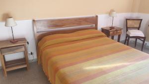 een slaapkamer met een bed en twee tafels en twee lampen bij Chalets La Lucinda in Cortaderas