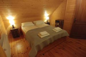Säng eller sängar i ett rum på Przystanek Beskidy