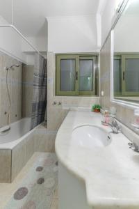 Kúpeľňa v ubytovaní 3BD Apartment in the Center - Self check in