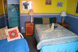 1 dormitorio con 1 cama, 1 lámpara y 1 cama sidx sidx sidx sidx en Atlantis Backpackers, en Picton